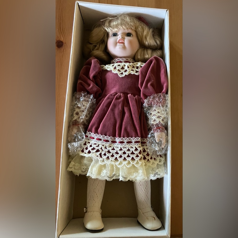 New Vintage Rare 1987 Seymour Mann Porcelain Doll with Dimples & Bow Music Box